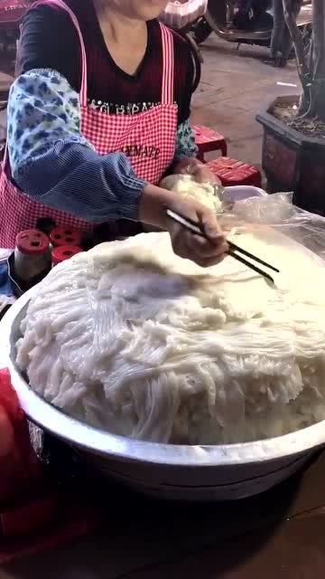 老北京特產(chǎn)手工涼皮,只有50歲以上的阿婆才能做出正宗味道 從來(lái)不戴手套