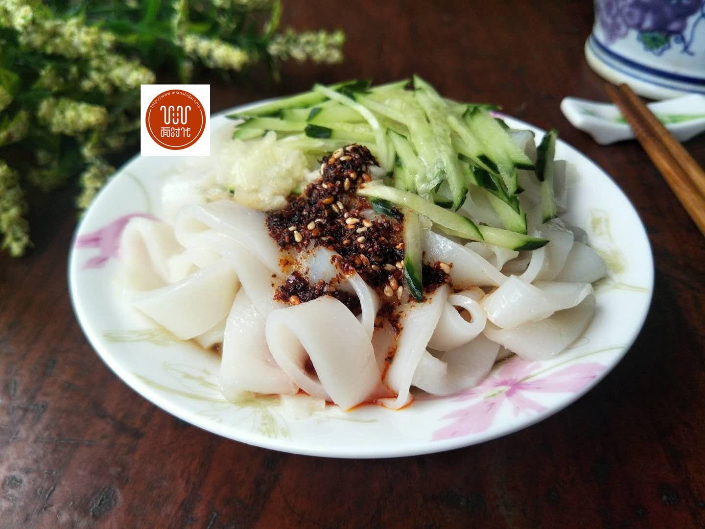 天一暖和就想吃涼皮兒,純手工自制涼皮做法,簡(jiǎn)單又干凈!