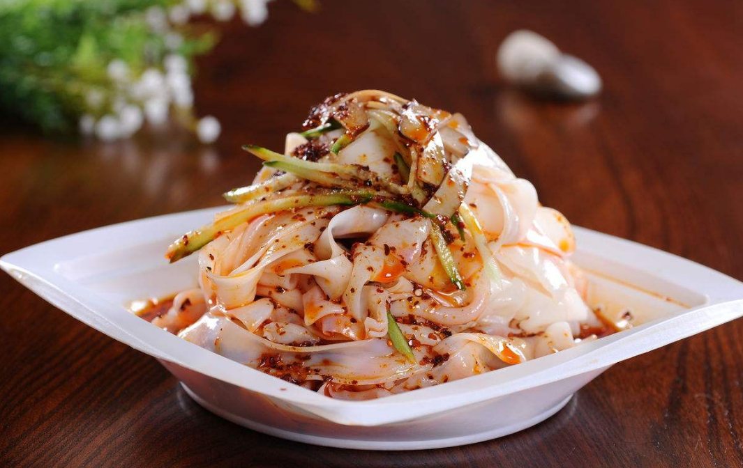 20年專(zhuān)業(yè)師傅解密純手工涼皮制作方法 附紅油和料水制作方法